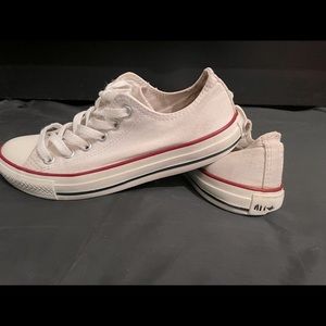 Low classic white converses